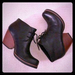 Kork-Ease black lace ankle booties size 8